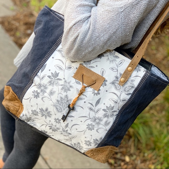 Abstract floral print leather key tote bag - Picture 3 of 6